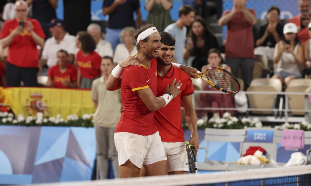 Los tenistas españoles Rafa Nadal (d) y Carlos Alcaraz saludan en una foto de archivo de los Juegos Olímpicos de París 2024, en el complejo de tenis Roland Garros de París. EFE/ Juanjo Martín