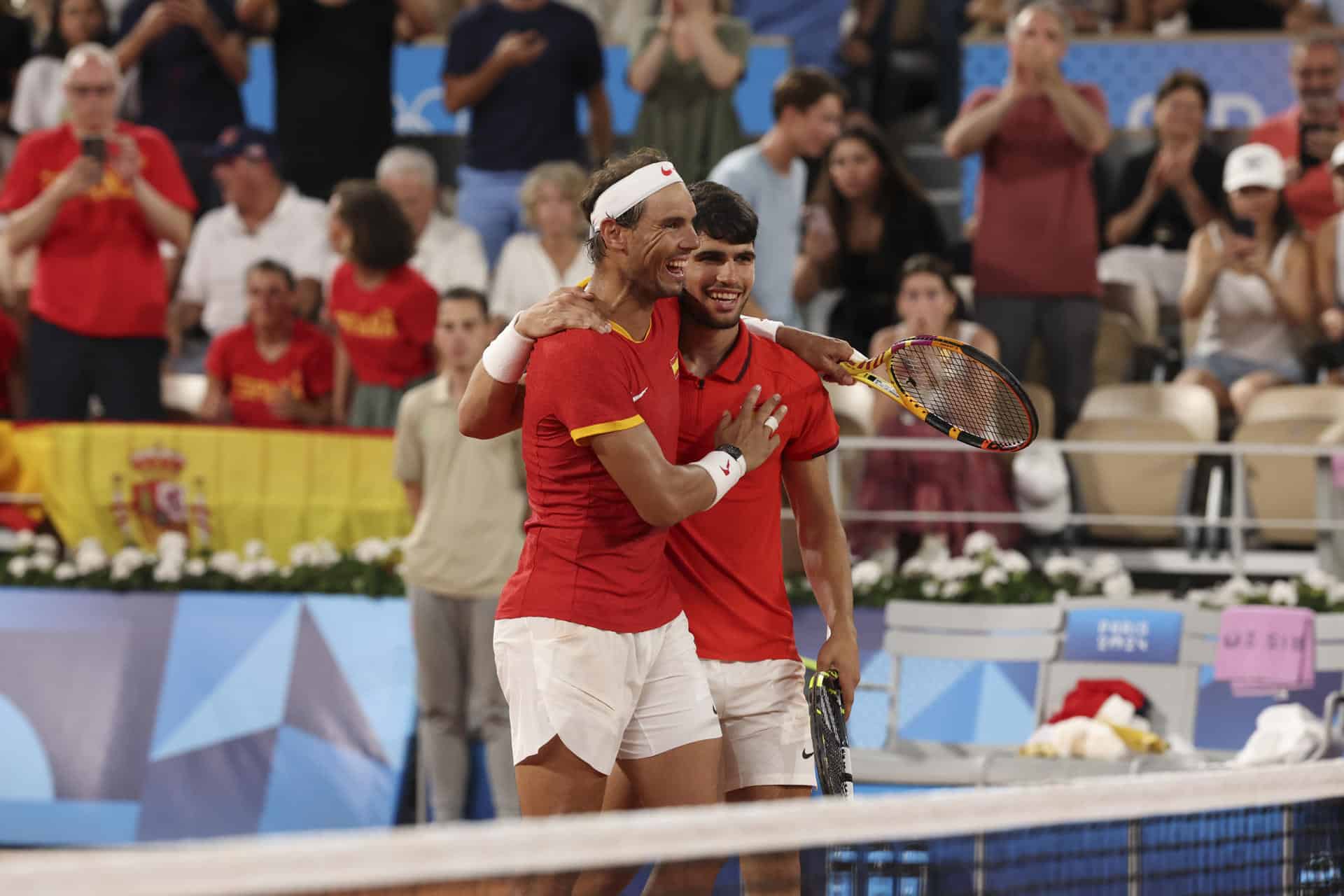 Los tenistas españoles Rafa Nadal (d) y Carlos Alcaraz saludan en una foto de archivo de los Juegos Olímpicos de París 2024, en el complejo de tenis Roland Garros de París. EFE/ Juanjo Martín