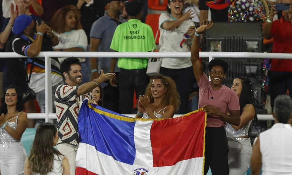 El cantante Manny Cruz y la medallista olímpica Marileidy Paulino encabezaron este miércoles la inauguración del Mundial sub-17 en el estadio Cibao en Santiago de los Caballeros. EFE/ Diana Sánchez