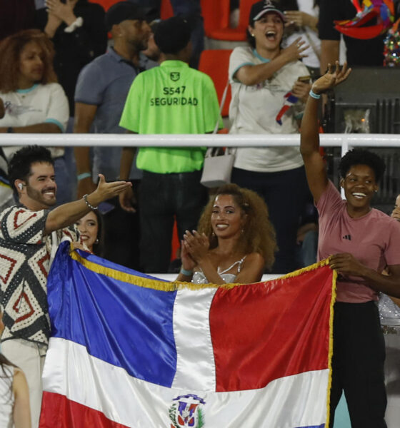 El cantante Manny Cruz y la medallista olímpica Marileidy Paulino encabezaron este miércoles la inauguración del Mundial sub-17 en el estadio Cibao en Santiago de los Caballeros. EFE/ Diana Sánchez