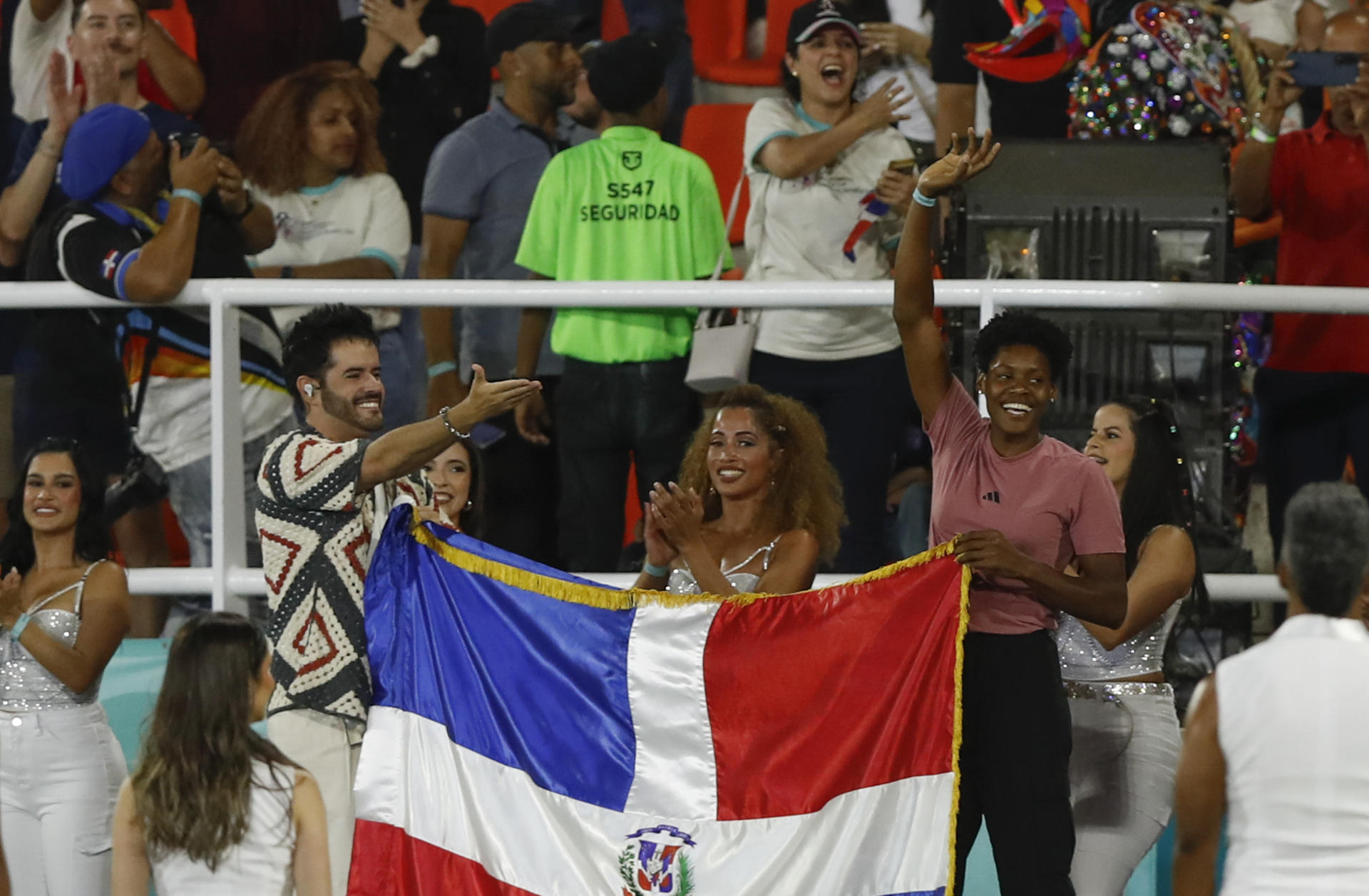 El cantante Manny Cruz y la medallista olímpica Marileidy Paulino encabezaron este miércoles la inauguración del Mundial sub-17 en el estadio Cibao en Santiago de los Caballeros. EFE/ Diana Sánchez