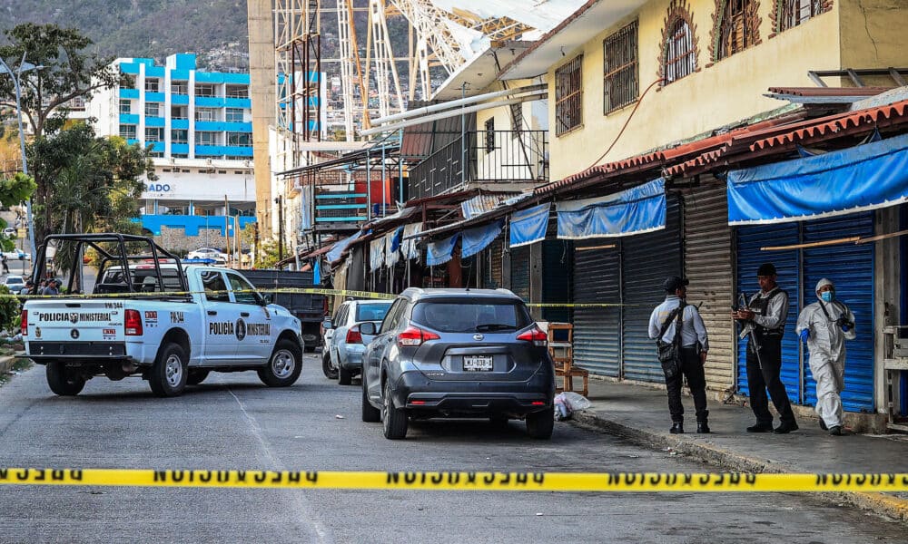 Personal de la policía ministerial resguarda la zona donde fue asesinada una persona en Acapulco, estado de Guerrero (México). Imagen de archivo. EFE/David Guzmán