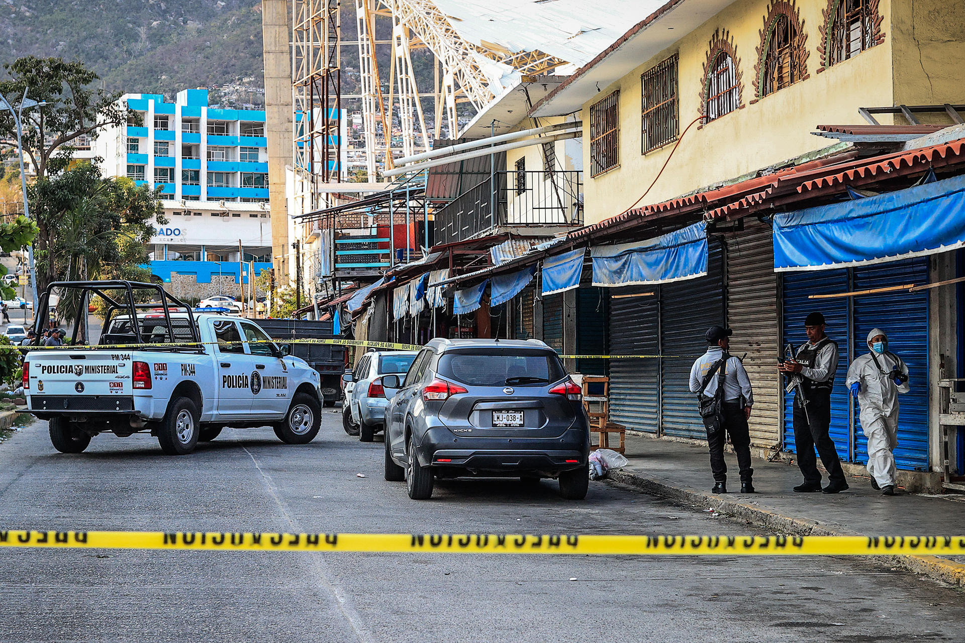 Personal de la policía ministerial resguarda la zona donde fue asesinada una persona en Acapulco, estado de Guerrero (México). Imagen de archivo. EFE/David Guzmán