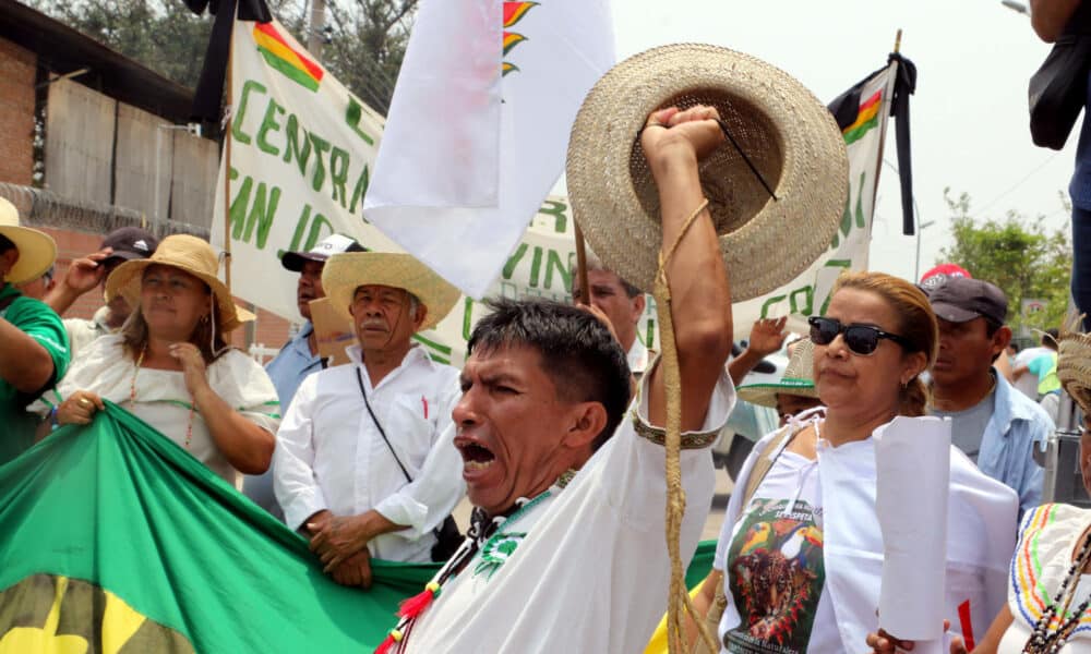 Manifestantes protestan en contra de lo que consideran un "desastre ecológico" debido a los incendios forestales, este martes en Santa Cruz (Bolivia). Miles de personas, entre indígenas, universitarios, bomberos y docentes marcharon este martes en Santa Cruz, la mayor región de Bolivia, en protesta ante el más grande "desastre ecológico" en ese departamento por los incendios forestales que se registran en el país. EFE/ Juan Carlos Torrejon