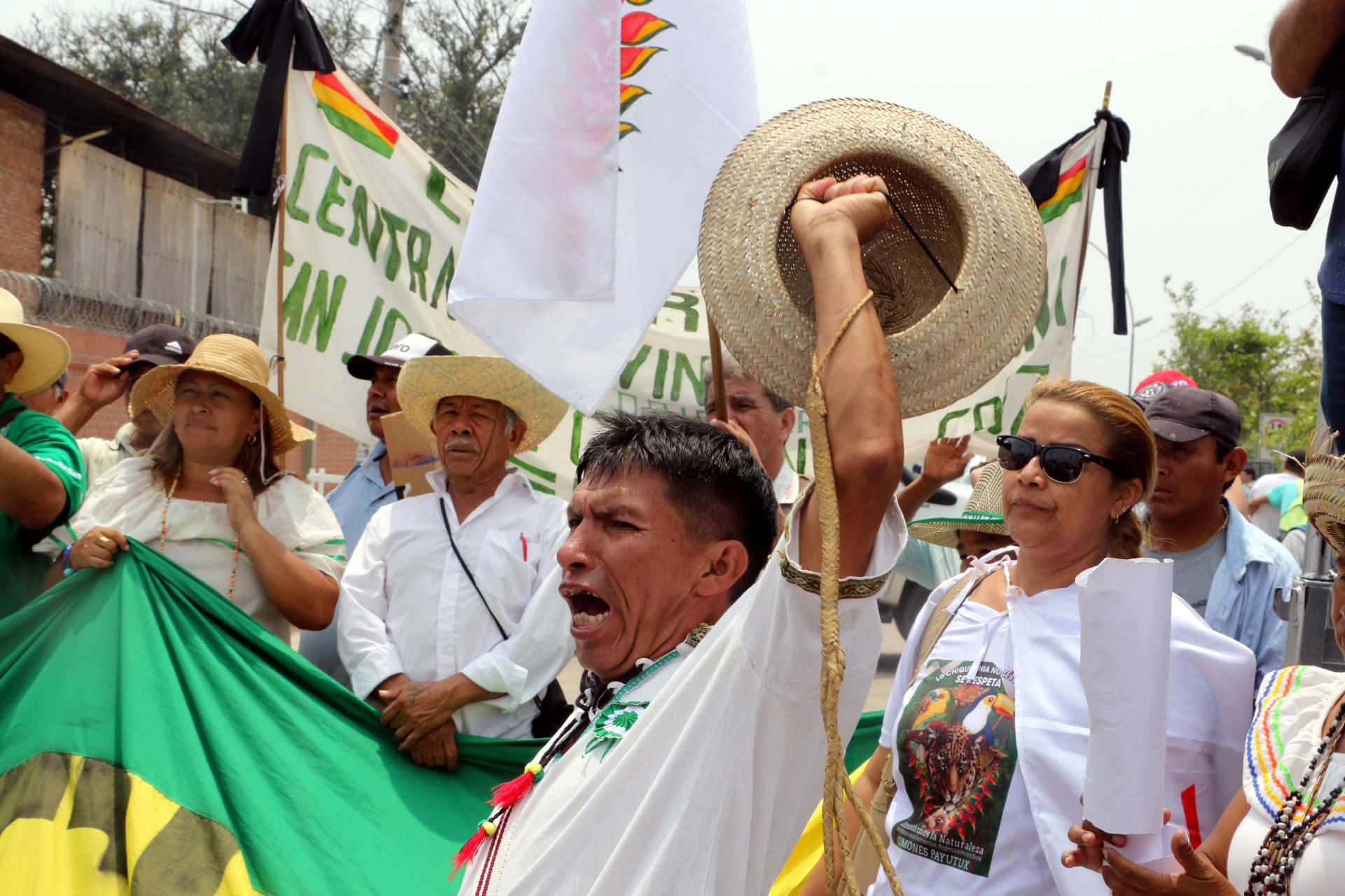 Manifestantes protestan en contra de lo que consideran un "desastre ecológico" debido a los incendios forestales, este martes en Santa Cruz (Bolivia). Miles de personas, entre indígenas, universitarios, bomberos y docentes marcharon este martes en Santa Cruz, la mayor región de Bolivia, en protesta ante el más grande "desastre ecológico" en ese departamento por los incendios forestales que se registran en el país. EFE/ Juan Carlos Torrejon