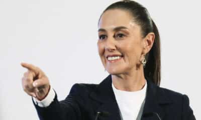 La presidenta de México, Claudia Sheinbaum, habla durante una rueda de prensa este viernes, en el Palacio Nacional de la Ciudad de México (México). EFE/ Mario Guzmán