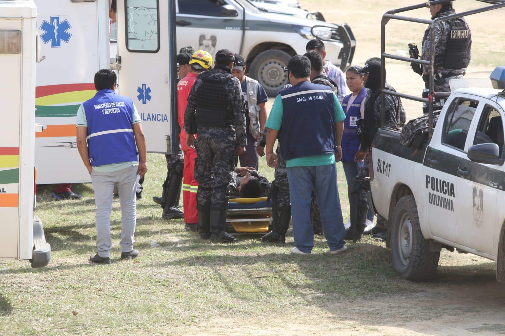 Un policía herido durante un operativo de desbloqueo de carreteras recibe atención médica este martes a la localidad de Samaipata (Bolivia). EFE/ Juan Carlos Torrejón