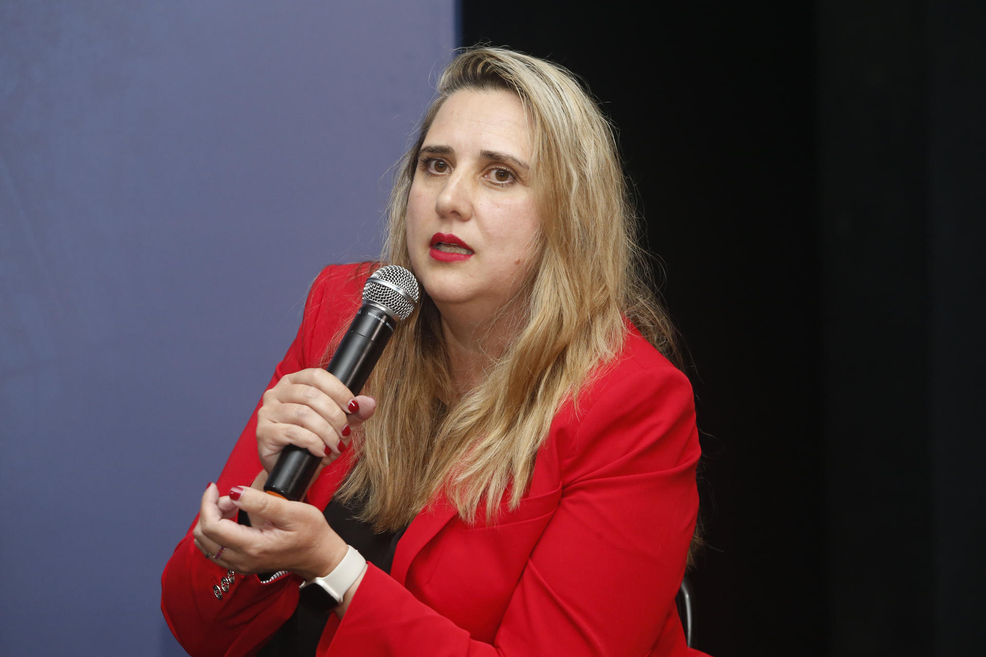 La representante del Banco Interamericano de Desarrollo (BID) en El Salvador, Olga Gómez, habla durante el foro Diálogos EFE 'Innovación y desarrollo: impulsando el futuro de Centroamérica' este miércoles en San Salvador (El Salvador). EFE/ Javier Aparicio