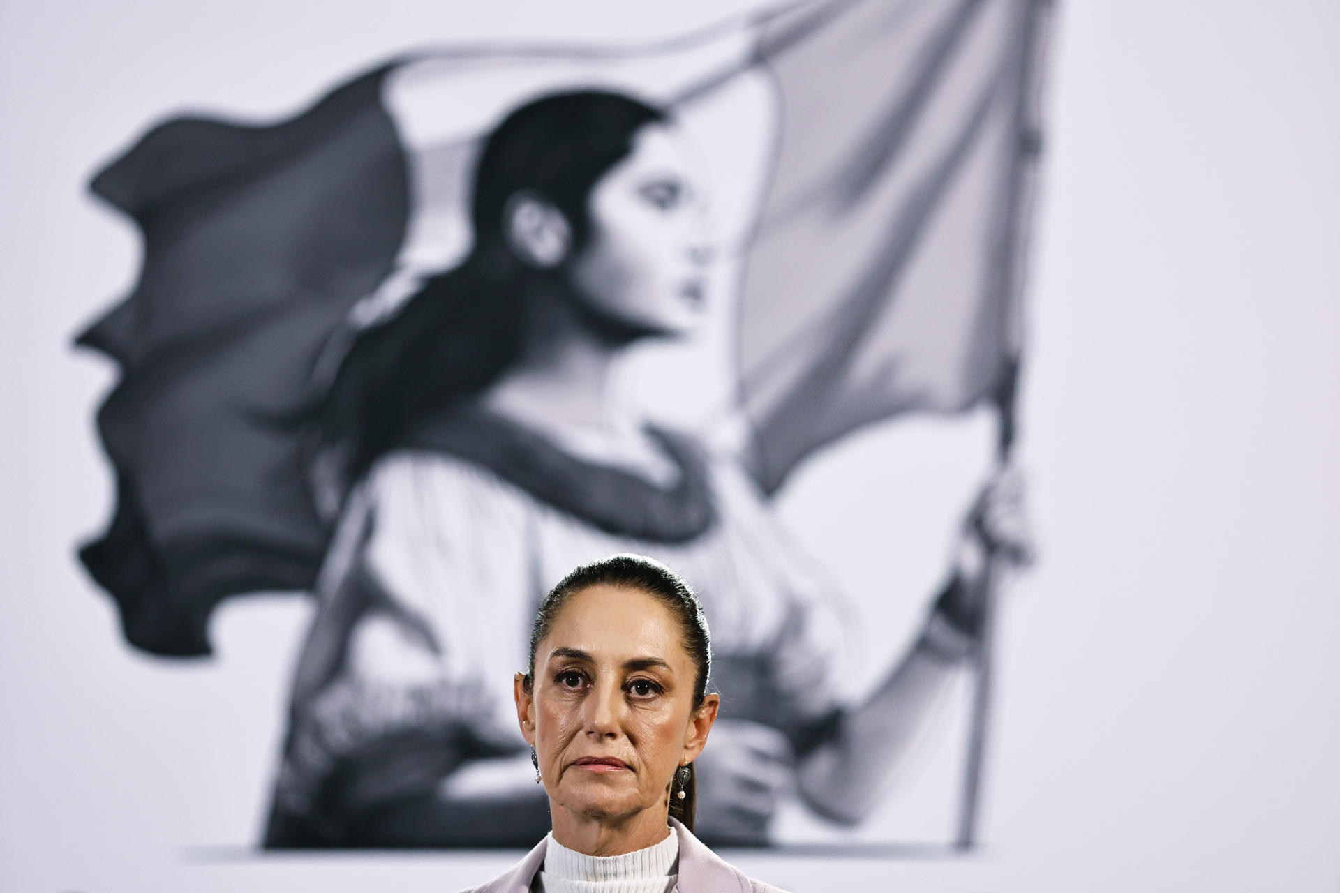 La presidenta de México Claudia Sheinbaum, habla este viernes durante su conferencia de prensa matutina en Palacio Nacional, en la Ciudad de México (México). EFE/ Sáshenka Gutiérrez