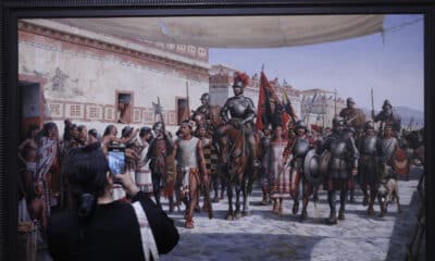 Una persona toma una fotografía a una obra de la exposición ‘Sobre los huesos de Cuauhtémoc y de Hernán Cortés. Diego Rivera y el gran debate sobre la mexicanidad’’, este miércoles en la Ciudad de México (México). EFE/Isaac Esquivel