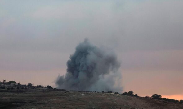 El humo se eleva como resultado de un ataque aéreo israelí cerca de la aldea de Yaroun, en el sur del Líbano, visto desde el lado israelí de la frontera, en el norte de Israel, el 1 de octubre de 2024. EFE/EPA/Atef Safadi