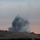 El humo se eleva como resultado de un ataque aéreo israelí cerca de la aldea de Yaroun, en el sur del Líbano, visto desde el lado israelí de la frontera, en el norte de Israel, el 1 de octubre de 2024. EFE/EPA/Atef Safadi