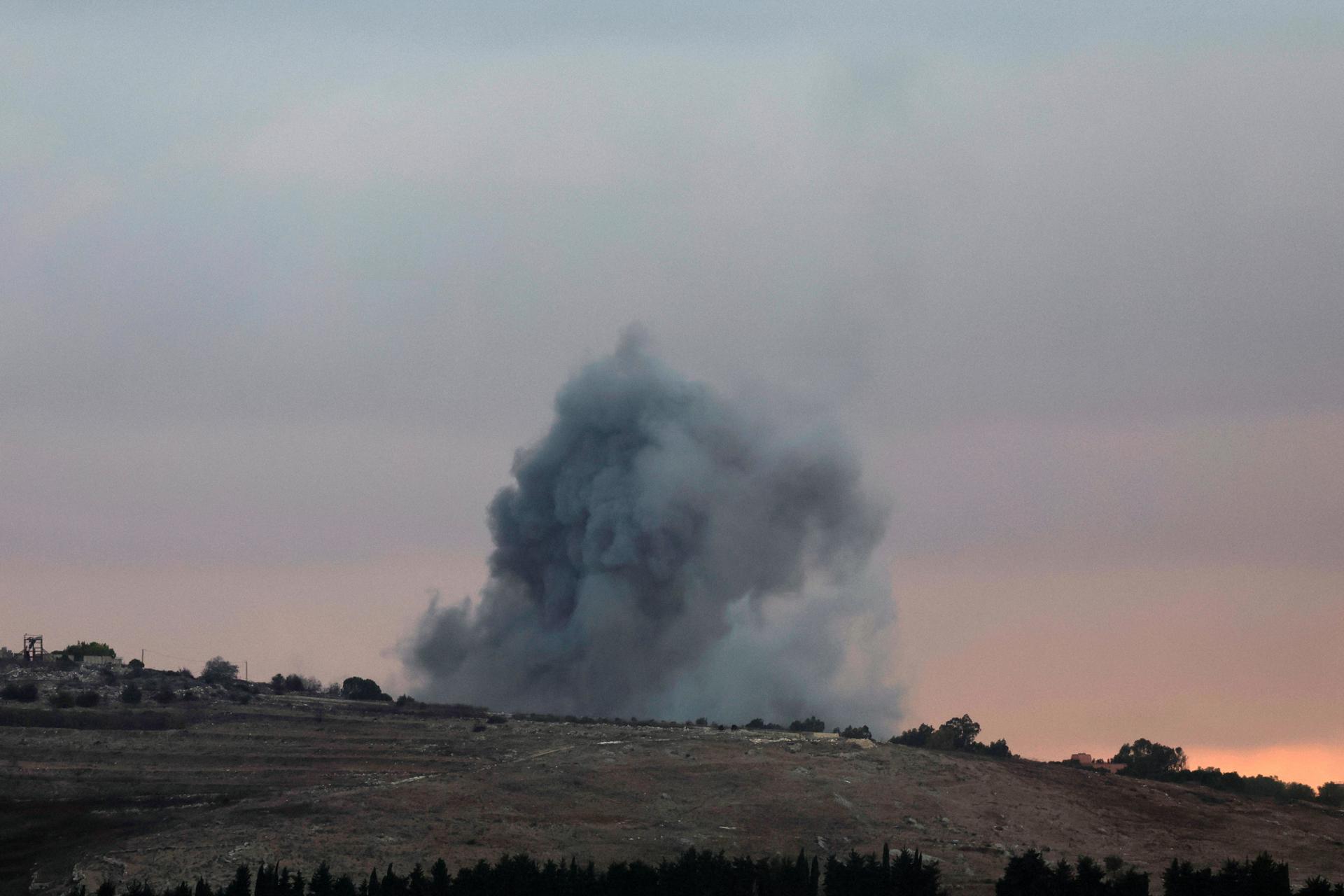 El humo se eleva como resultado de un ataque aéreo israelí cerca de la aldea de Yaroun, en el sur del Líbano, visto desde el lado israelí de la frontera, en el norte de Israel, el 1 de octubre de 2024. EFE/EPA/Atef Safadi