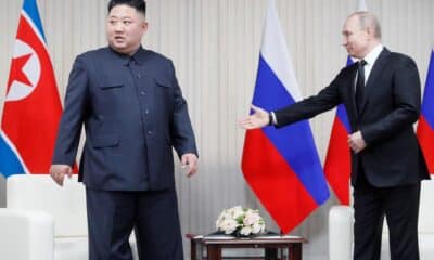 El presidente ruso Vladimir Putin (d) con el líder norcoreano Kim Jong-un en una imagen de archivo. EFE/SERGEI ILNITSKY