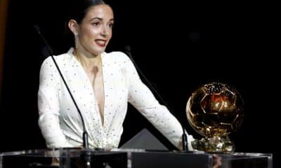 La jugadora del Barcelona Aitana Bonmati pronuncia su discurso tras ganar el Balón de Oro Femenino 2024 en la ceremonia del Balón de Oro 2024 en el Teatro du Chatelet en París, Francia, el 28 de octubre de 2024. EFE/EPA/MOHAMMED BADRA