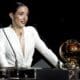 La jugadora del Barcelona Aitana Bonmati pronuncia su discurso tras ganar el Balón de Oro Femenino 2024 en la ceremonia del Balón de Oro 2024 en el Teatro du Chatelet en París, Francia, el 28 de octubre de 2024. EFE/EPA/MOHAMMED BADRA