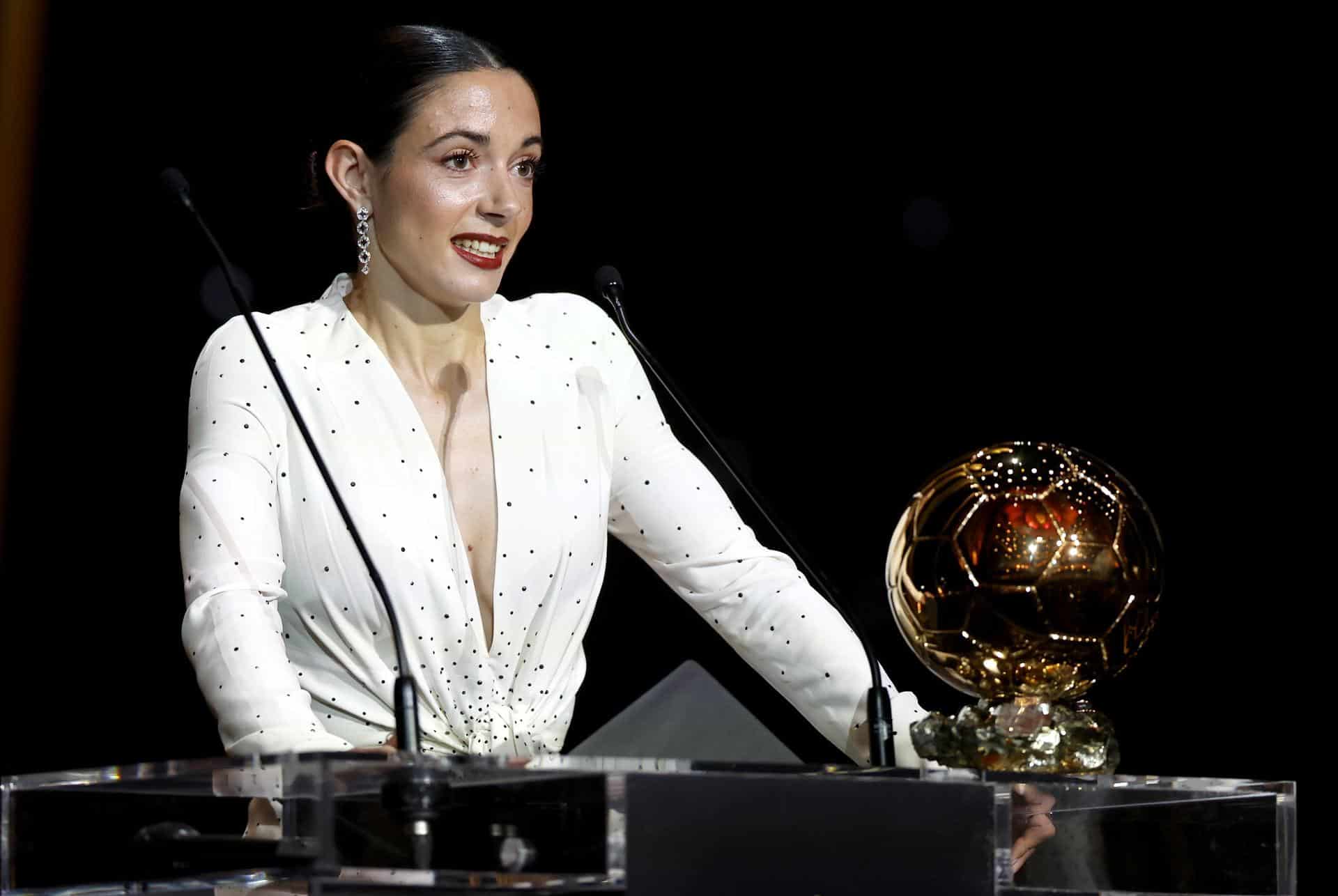 La jugadora del Barcelona Aitana Bonmati pronuncia su discurso tras ganar el Balón de Oro Femenino 2024 en la ceremonia del Balón de Oro 2024 en el Teatro du Chatelet en París, Francia, el 28 de octubre de 2024. EFE/EPA/MOHAMMED BADRA