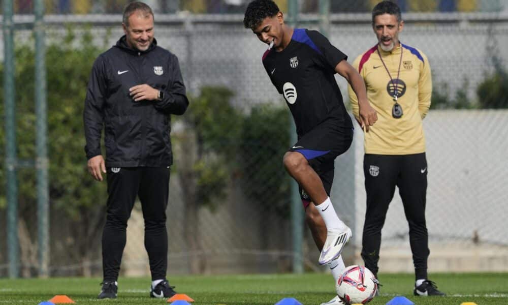 El entrenador del Barcelona Hansi Flick (iz) observa a Lamine Yamal durante el entrenamiento de este viernes. EFE/Alejandro García.