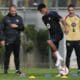 El entrenador del Barcelona Hansi Flick (iz) observa a Lamine Yamal durante el entrenamiento de este viernes. EFE/Alejandro García.