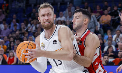 El alero bosnio del Real Madrid Dzanan Musa (i) intenta superar al base italiano Marco Spissu, del Casademont Zaragoza, durante el partido de Liga Endesa de baloncesto disputado en el Wizink Center. EFE/ Javier Lizón