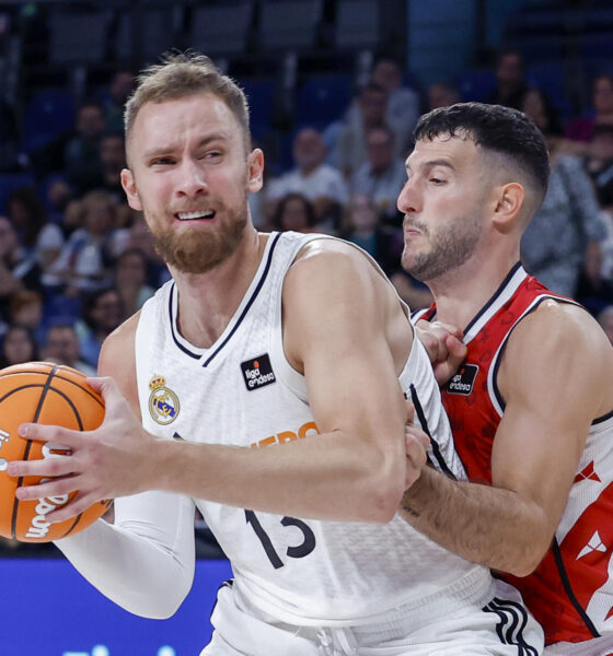 El alero bosnio del Real Madrid Dzanan Musa (i) intenta superar al base italiano Marco Spissu, del Casademont Zaragoza, durante el partido de Liga Endesa de baloncesto disputado en el Wizink Center. EFE/ Javier Lizón