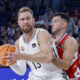 El alero bosnio del Real Madrid Dzanan Musa (i) intenta superar al base italiano Marco Spissu, del Casademont Zaragoza, durante el partido de Liga Endesa de baloncesto disputado en el Wizink Center. EFE/ Javier Lizón