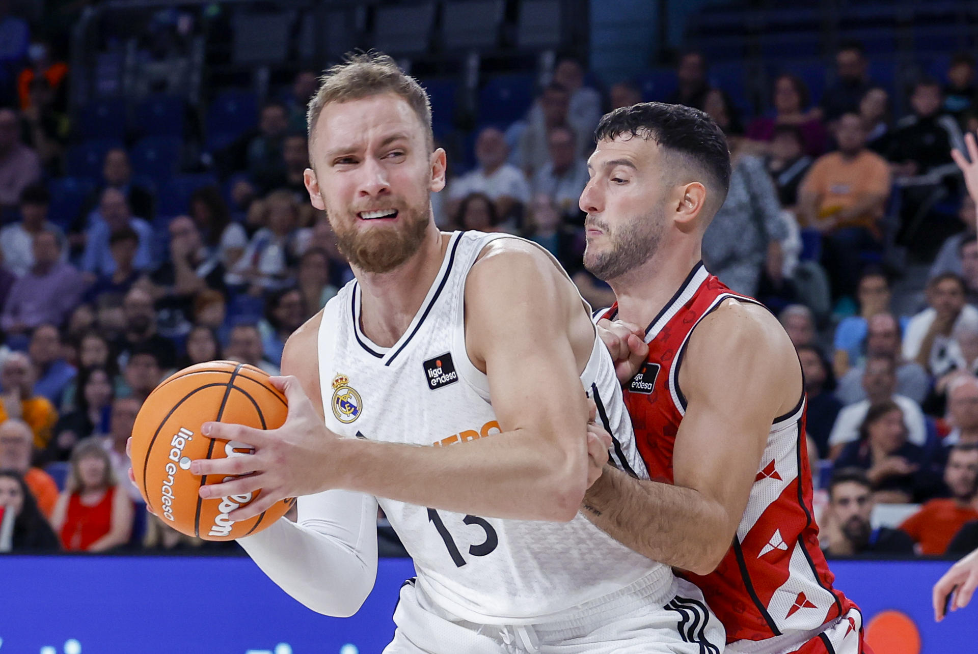 El alero bosnio del Real Madrid Dzanan Musa (i) intenta superar al base italiano Marco Spissu, del Casademont Zaragoza, durante el partido de Liga Endesa de baloncesto disputado en el Wizink Center. EFE/ Javier Lizón