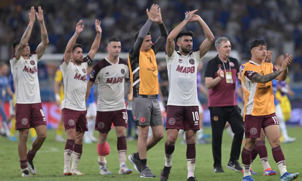 Jugadores de Lanús de Argentina fueron registrados este miércoles, 23 de octubre, al saludar a sus aficionados y al celebrar el empate a domicilio 1-1 ante Cruzeiro de Brasil, al final del partido de ida de esta llave semifinal de la Copa Sudamericana, en el estadio Mineirao de Belo Horizonte (Brasil). EFE/Joao Guilherme