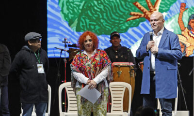 El exjefe paramilitar Salvatore Mancuso (d) y la directora de la Unidad para las Víctimas, Lilia Solano (c), participan en el 'Encuentro Nacional, Sujetos de Reparación Colectiva 2024' este viernes en Bogotá (Colombia). EFE/Mauricio Dueñas Castañeda