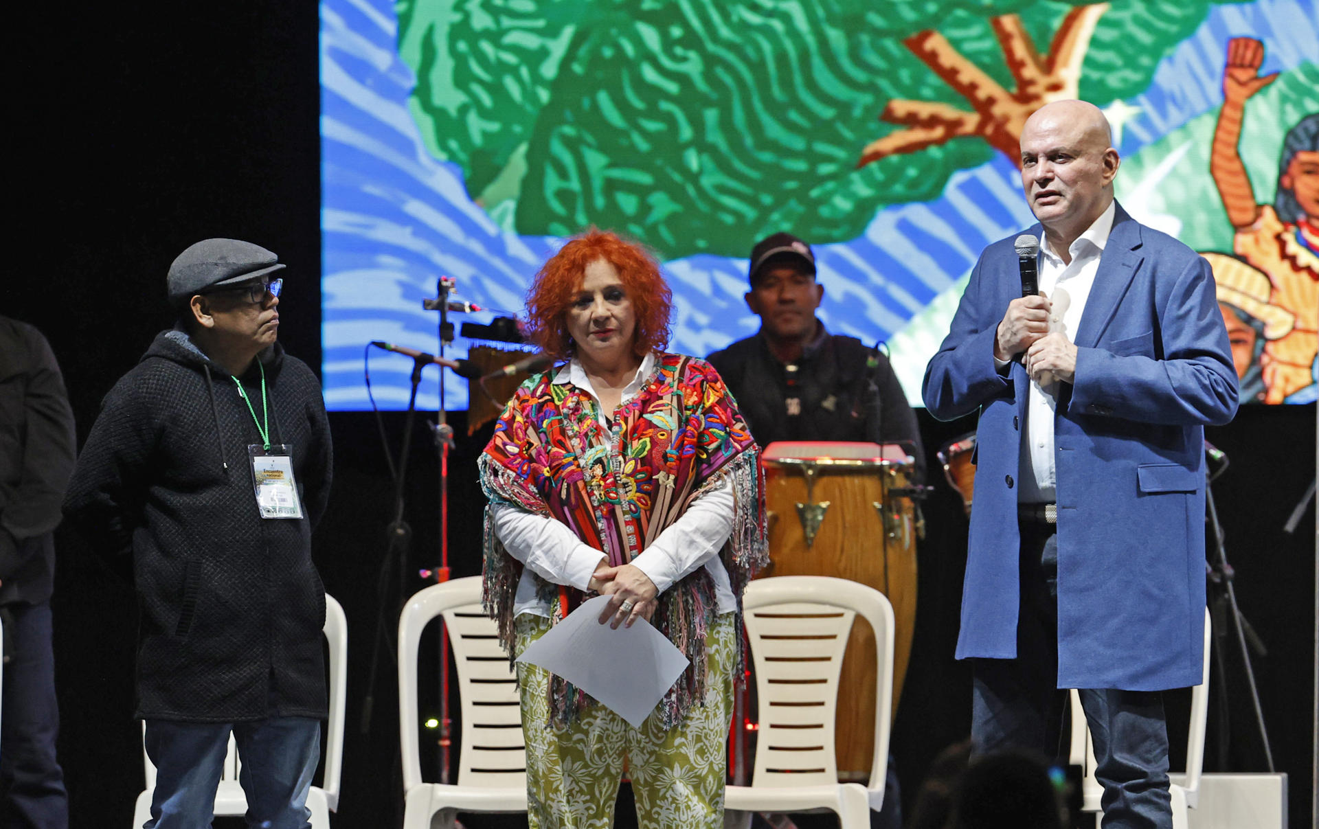 El exjefe paramilitar Salvatore Mancuso (d) y la directora de la Unidad para las Víctimas, Lilia Solano (c), participan en el 'Encuentro Nacional, Sujetos de Reparación Colectiva 2024' este viernes en Bogotá (Colombia). EFE/Mauricio Dueñas Castañeda