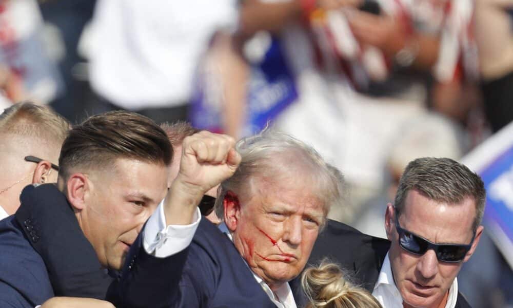 Foto de archivo del expresidente estadounidense y candidato republicano a la Casa Blanca, Donald Trump, el 13 de julio en Butler (Pensilvania, EE.UU.) cuando fue víctima de un atentado contra su vida. EFE/EPA/David Maxwell