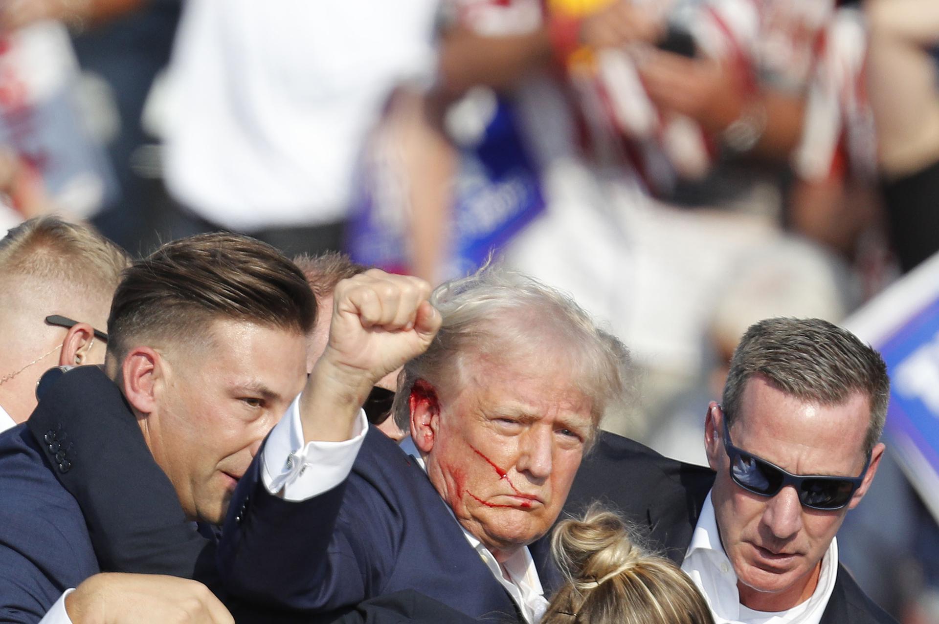 Foto de archivo del expresidente estadounidense y candidato republicano a la Casa Blanca, Donald Trump, el 13 de julio en Butler (Pensilvania, EE.UU.) cuando fue víctima de un atentado contra su vida. EFE/EPA/David Maxwell