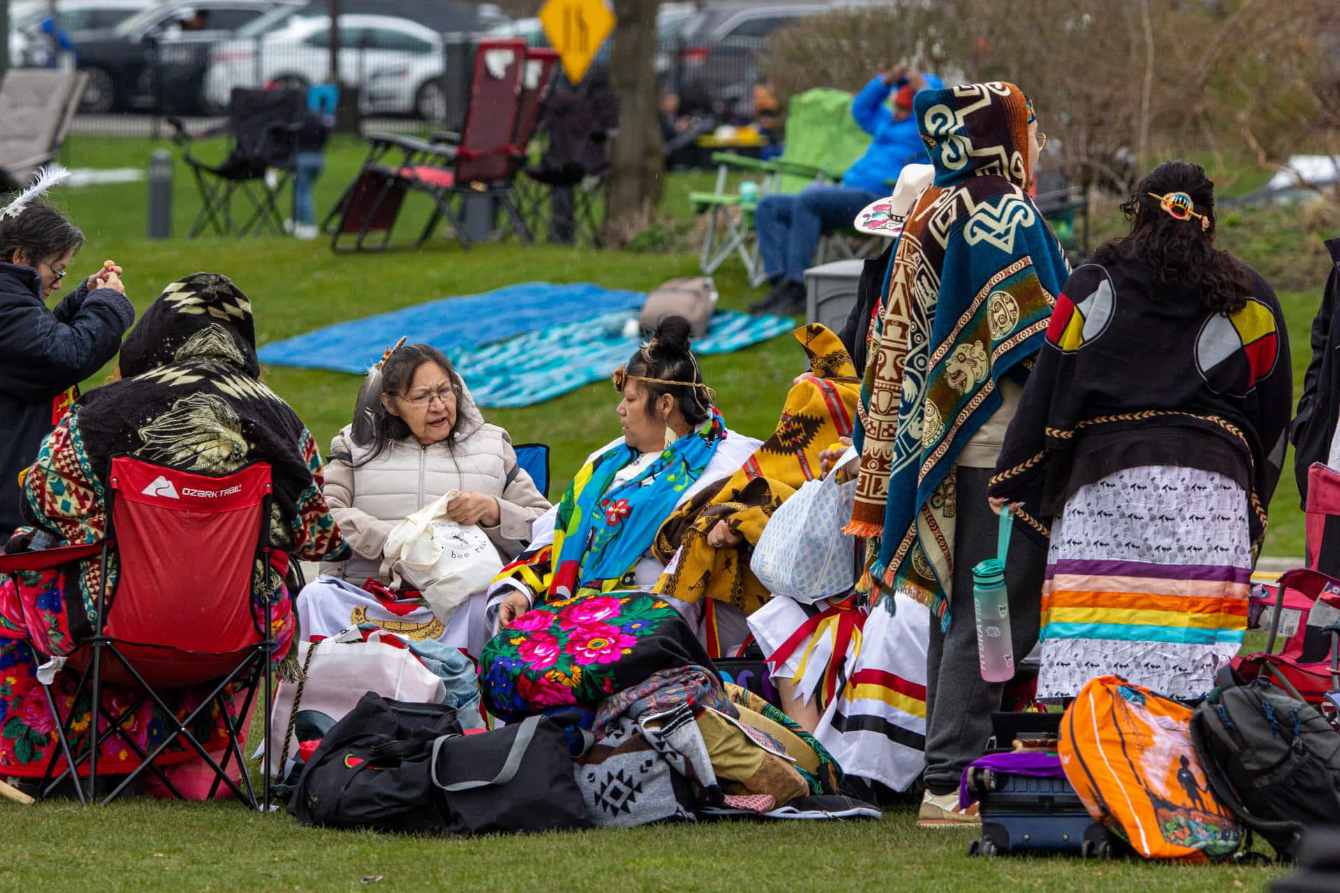 Imagen de archivo de un grupo de indígenas canadienses que se preparan para observar el eclipse solar en las Cataratas del Niágara (Canadá). EFE/Julio César Rivas