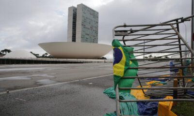 Fotografía de archivo del 9 de enero de 2023 de vallas destrozadas en las afueras del Palacio de Planalto, con el Congreso de fondo, luego de que manifestantes bolsonaristas se tomaran en la víspera la Plaza de los Tres Poderes para invadir los edificios gubernamentales, en Brasilia (Brasil).EFE/ André Coelho