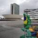 Fotografía de archivo del 9 de enero de 2023 de vallas destrozadas en las afueras del Palacio de Planalto, con el Congreso de fondo, luego de que manifestantes bolsonaristas se tomaran en la víspera la Plaza de los Tres Poderes para invadir los edificios gubernamentales, en Brasilia (Brasil).EFE/ André Coelho