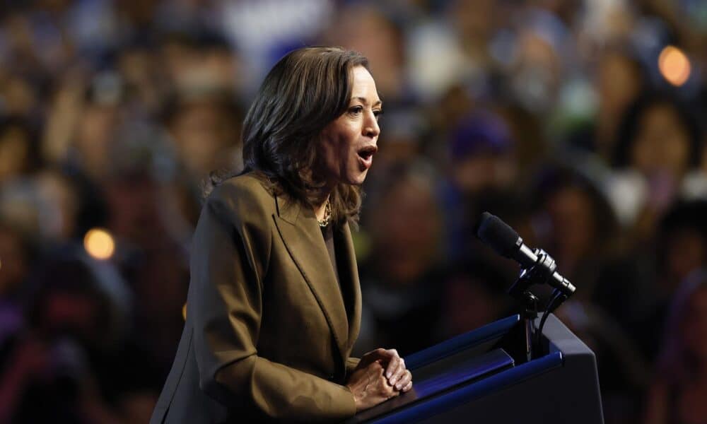 Fotografía de archivo en donde se ve a la candidata presidencial demócrata a la vicepresidenta estadounidense, Kamala Harris, habla durante un mitin de campaña en Las Vegas, Nevada, EE.UU., el 29 de septiembre de 2024. EFE/CAROLINE BREHMAN