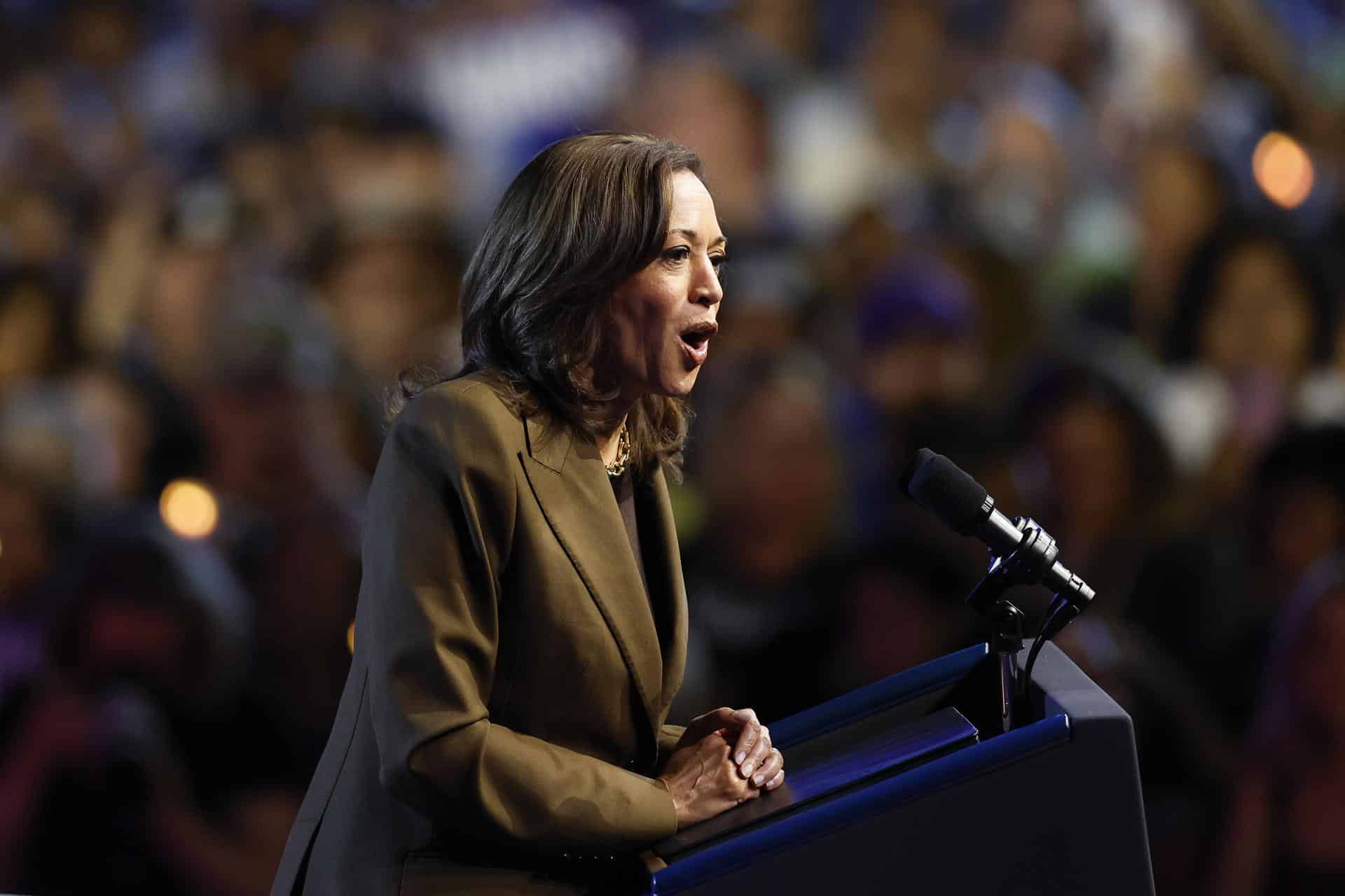 Fotografía de archivo en donde se ve a la candidata presidencial demócrata a la vicepresidenta estadounidense, Kamala Harris, habla durante un mitin de campaña en Las Vegas, Nevada, EE.UU., el 29 de septiembre de 2024. EFE/CAROLINE BREHMAN