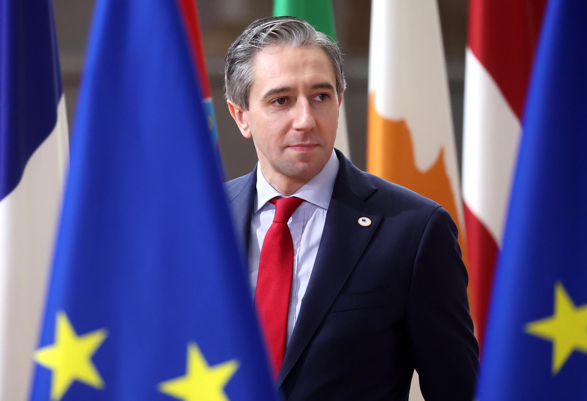 El primer ministro de Irlanda, Simon Harris, llega a la cumbre del Consejo Europeo en Bruselas, el 17 de octubre de 2024. EFE/EPA/CHRISTOPHER NEUNDORF