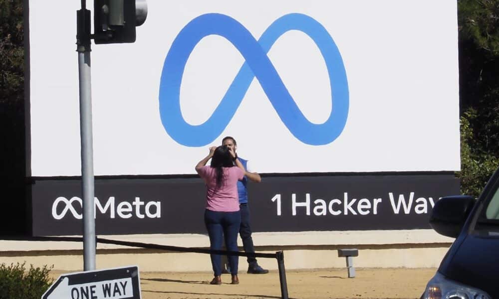 En la imagen de archivo, varias personas toman fotos del logotipo de Meta en las oficinas de Facebook en Menlo Park, California, Estados Unidos. EFE/EPA/JOHN G. MABANGLO