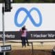 En la imagen de archivo, varias personas toman fotos del logotipo de Meta en las oficinas de Facebook en Menlo Park, California, Estados Unidos. EFE/EPA/JOHN G. MABANGLO