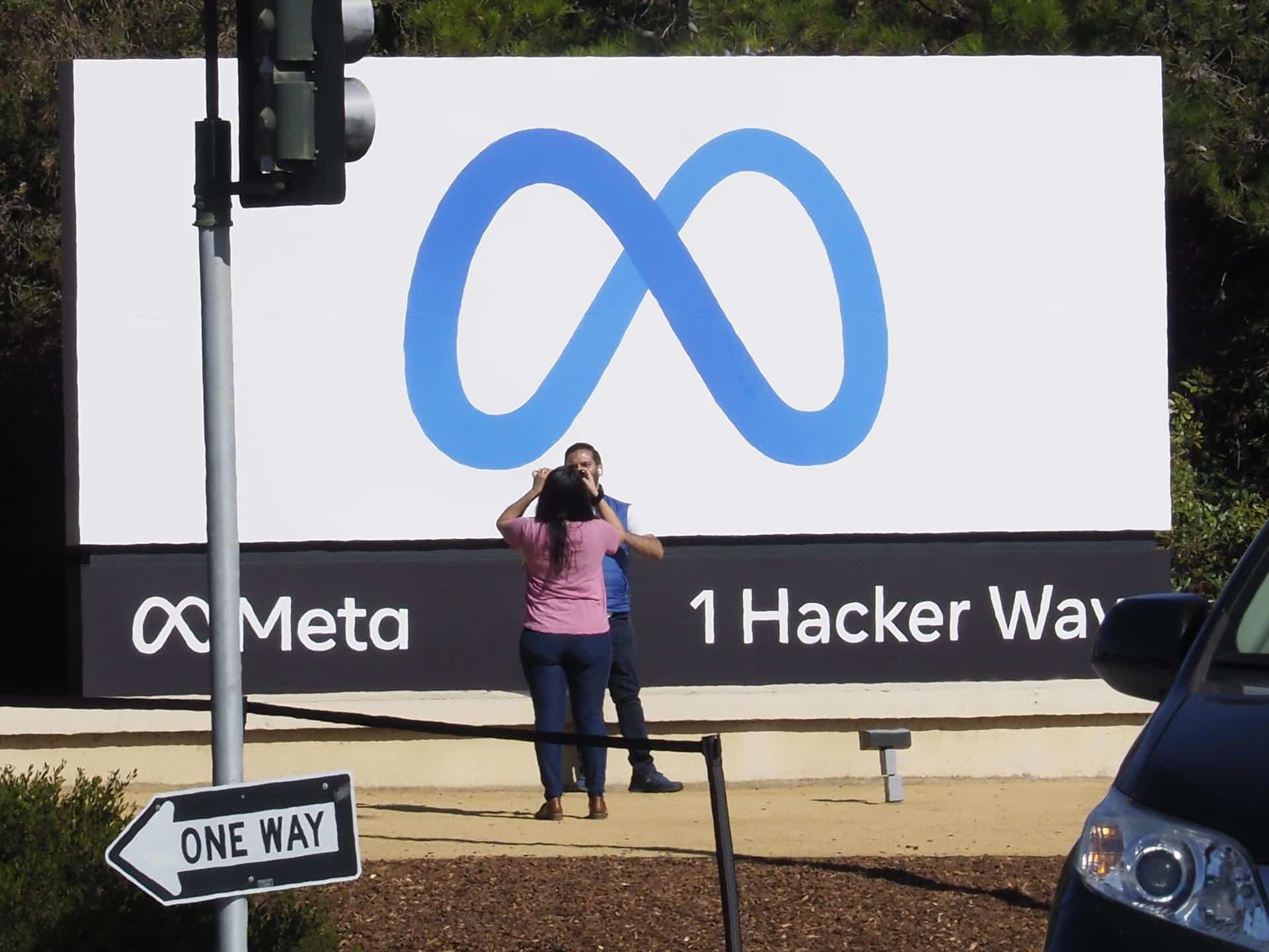 En la imagen de archivo, varias personas toman fotos del logotipo de Meta en las oficinas de Facebook en Menlo Park, California, Estados Unidos. EFE/EPA/JOHN G. MABANGLO