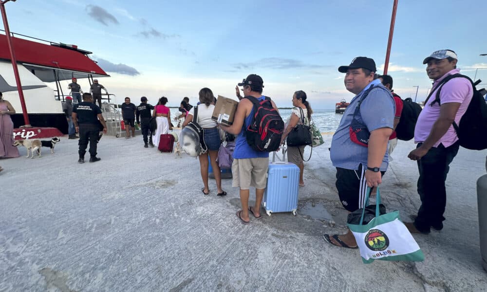 Turistas son evacuados por autoridades de la isla de Holbox ante la llegada del huracán Milton, este lunes en Quintana Roo (México). EFE/Alonso Cupul