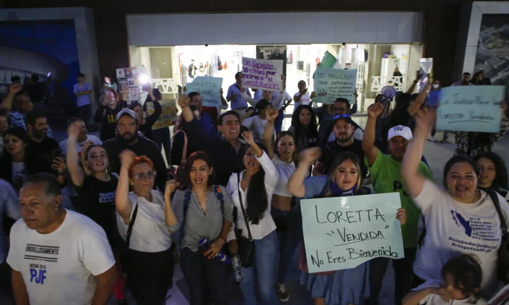 Imagen de archivo de trabajadores del Poder Judicial que se manifiestan a las afueras de una conferencia de la ministra de la Suprema Corte de Justicia, Loretta Ortiz Ahlf, en Guadalajara (México). EFE/ Francisco Guasco