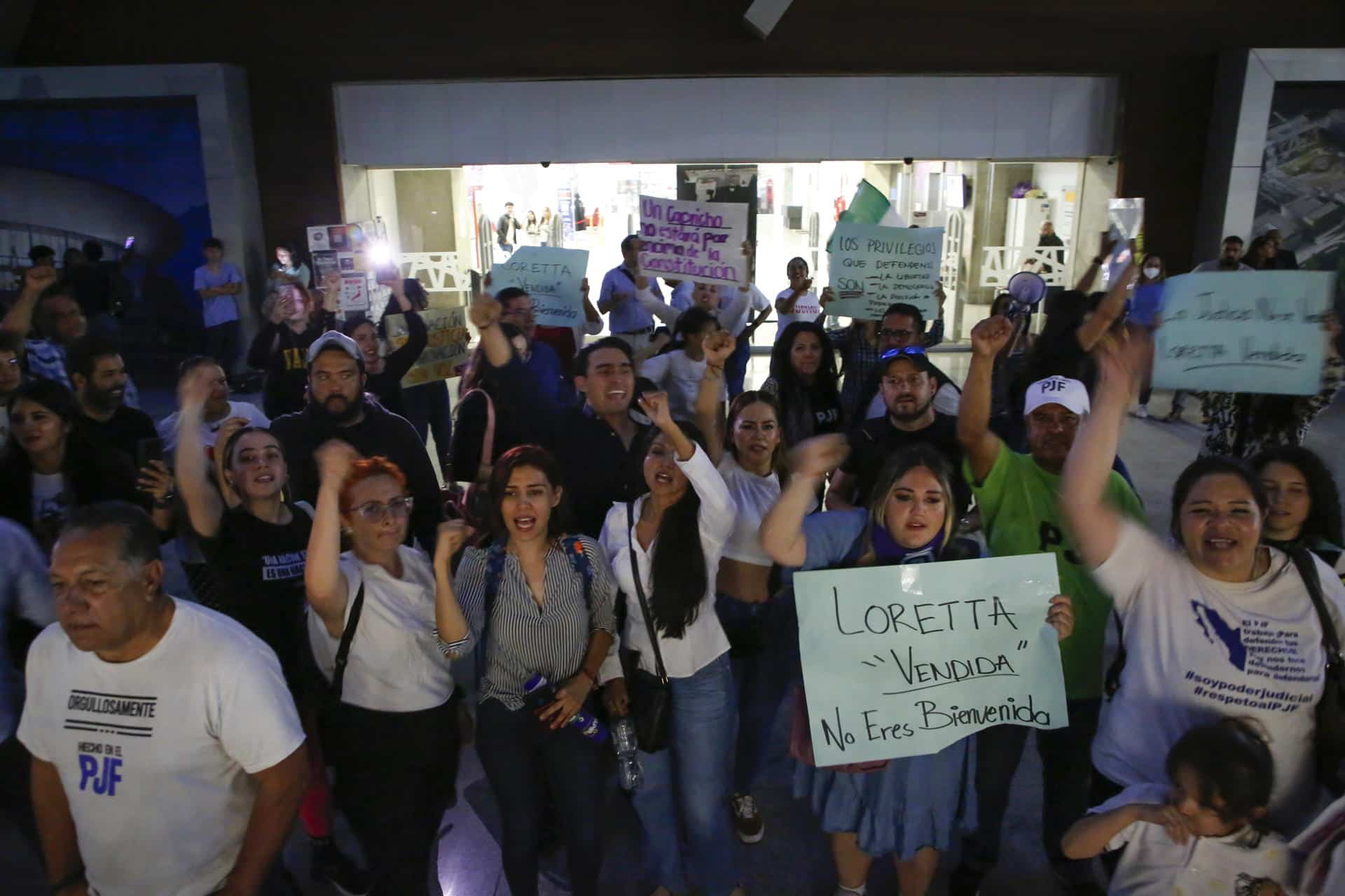 Imagen de archivo de trabajadores del Poder Judicial que se manifiestan a las afueras de una conferencia de la ministra de la Suprema Corte de Justicia, Loretta Ortiz Ahlf, en Guadalajara (México). EFE/ Francisco Guasco