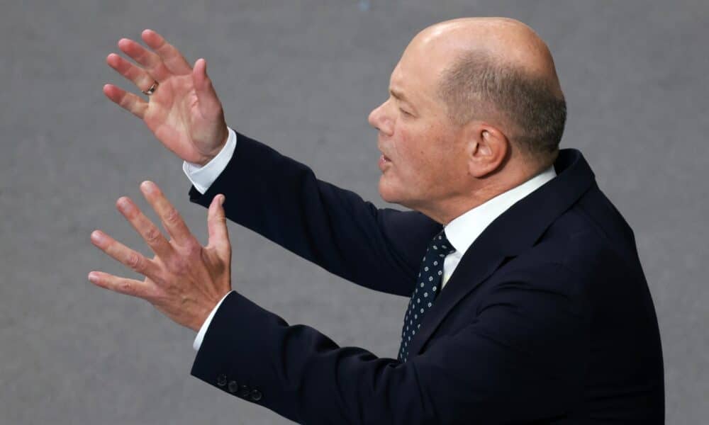 El canciller alemán Olaf Scholz habla durante una asamblea del parlamento alemán 'Bundestag' en Berlín, Alemania, el 16 de octubre de 2024. El canciller alemán, Olaf Scholz, hizo una declaración gubernamental antes de viajar al Consejo Europeo que se celebrará los días 17 y 18 de octubre de 2024 en Bruselas. (Alemania, Bruselas) EFE/EPA/CLEMENS BILAN