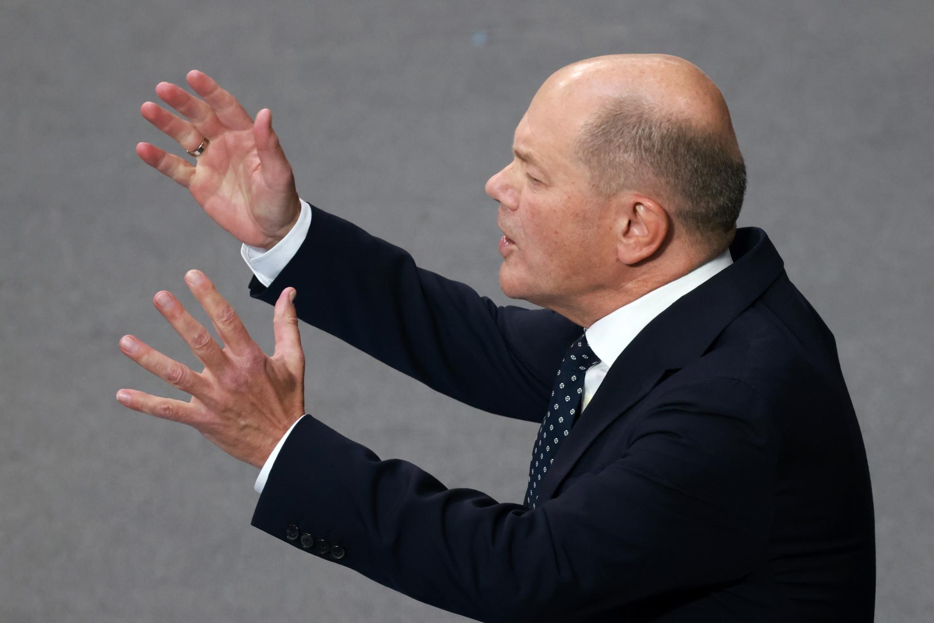 El canciller alemán Olaf Scholz habla durante una asamblea del parlamento alemán 'Bundestag' en Berlín, Alemania, el 16 de octubre de 2024. El canciller alemán, Olaf Scholz, hizo una declaración gubernamental antes de viajar al Consejo Europeo que se celebrará los días 17 y 18 de octubre de 2024 en Bruselas. (Alemania, Bruselas) EFE/EPA/CLEMENS BILAN