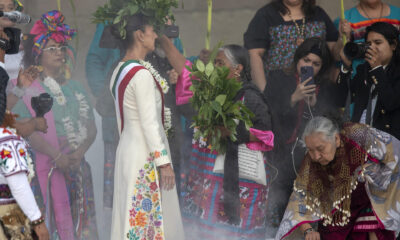 La presidenta de México, Claudia Sheinbaum (ci), participa en la ceremonia de entrega del bastón de mando, por parte de los representantes de los pueblos indígenas, este martes en Ciudad de México (México). EFE/Isaac Esquivel