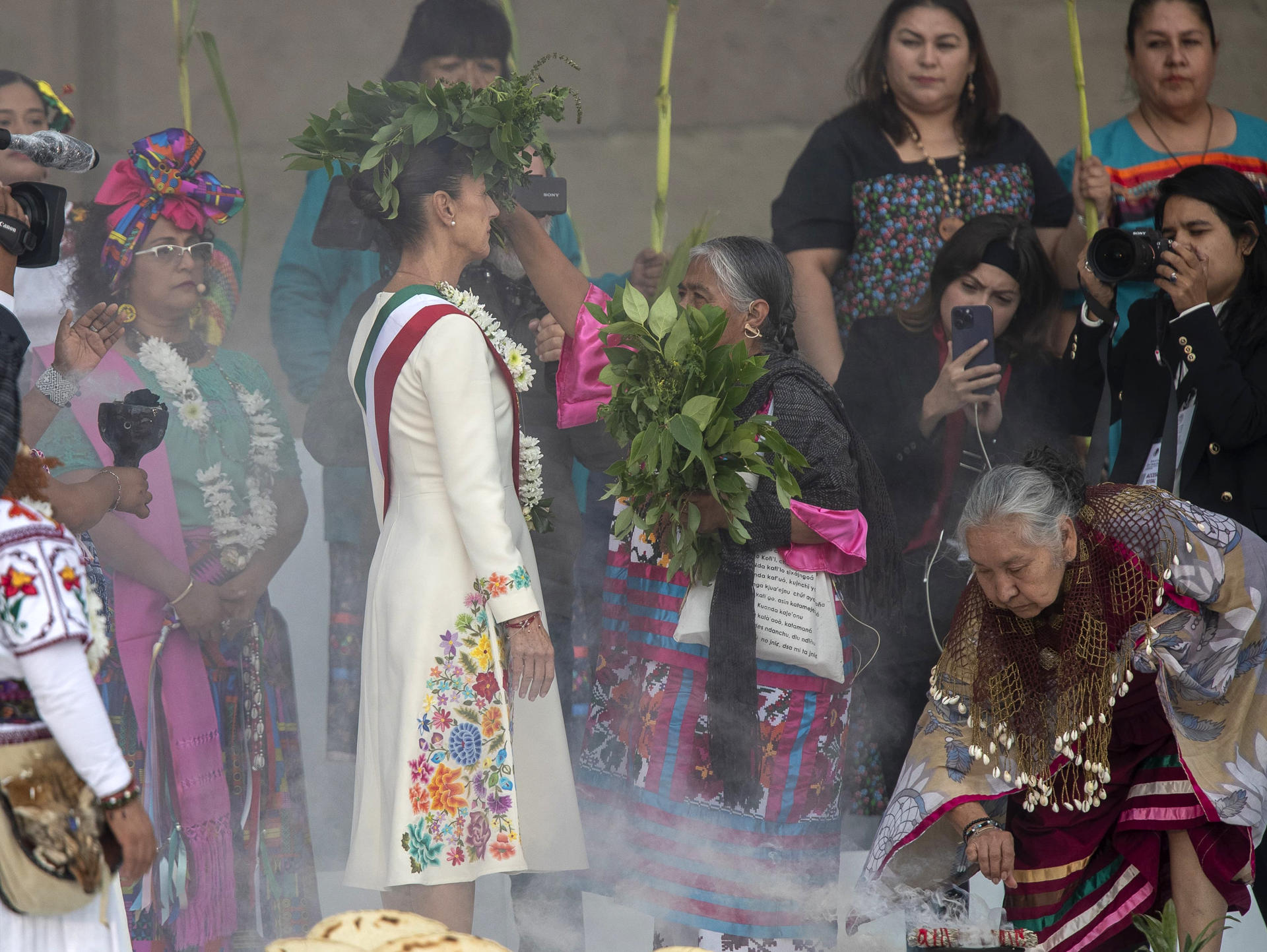 La presidenta de México, Claudia Sheinbaum (ci), participa en la ceremonia de entrega del bastón de mando, por parte de los representantes de los pueblos indígenas, este martes en Ciudad de México (México). EFE/Isaac Esquivel