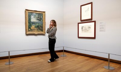 Una mujer contempla las obras 'El camino del lago' y 'Estudio de un árbol y paisaje con árboles y edificios' de Paul Cezanne, de la nueva exposición Vive l'impressionnisme! en el Museo Van Gogh de Ámsterdam, 09 de octubre de 2024. La exposición muestra las mejores obras impresionistas francesas de colecciones holandesas. (Países Bajos; Holanda) EFE/EPA/ROBIN VAN LONKHUIJSEN