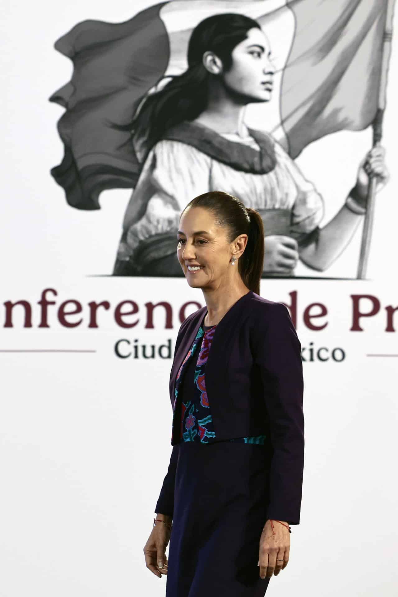 La presidenta de México, Claudia Sheinbaum, asiste a su conferencia de prensa matutina en Palacio Nacional este miércoles, en la Ciudad de México (México). EFE/José Méndez